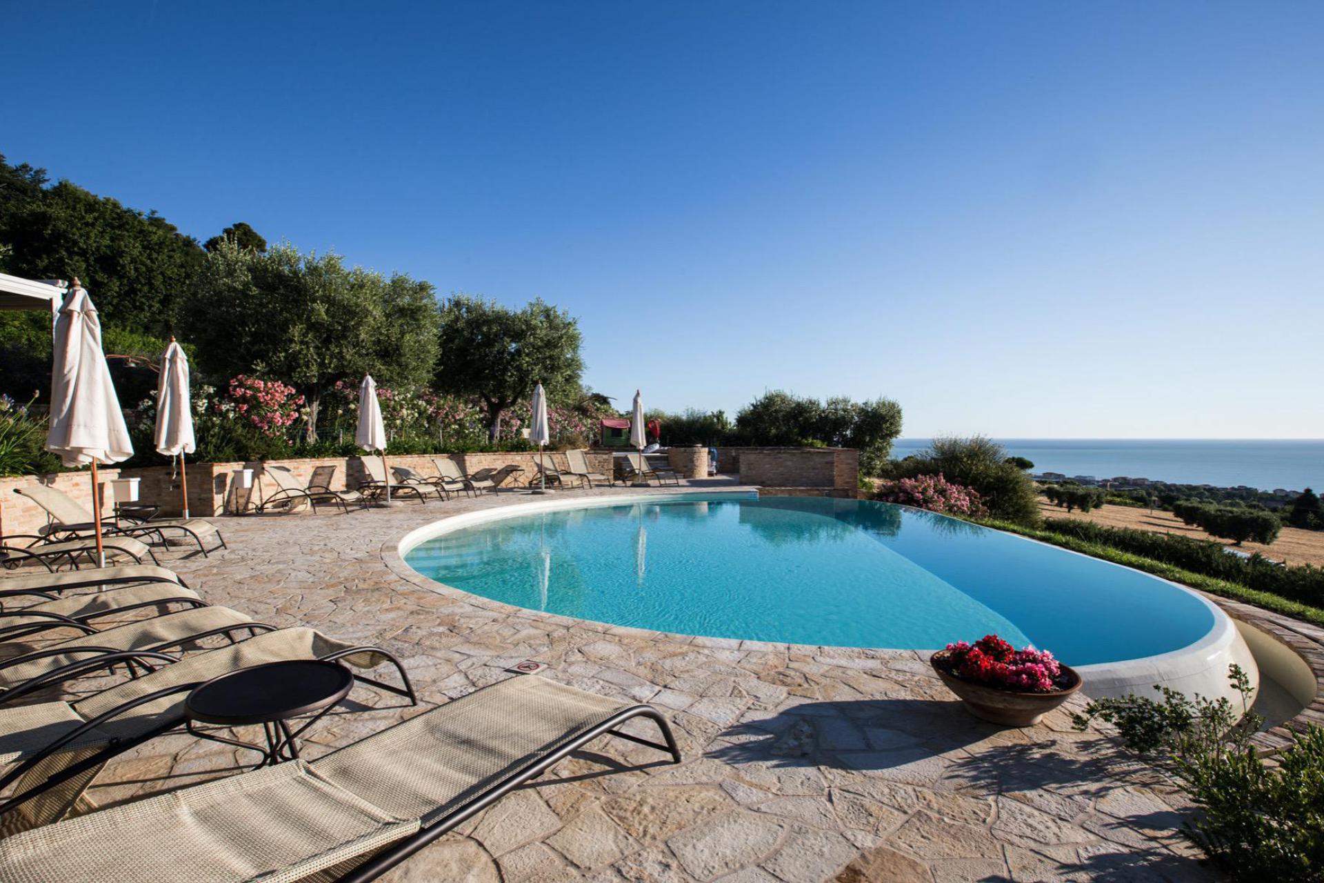 Hospitable B&B with sea view in Le Marche